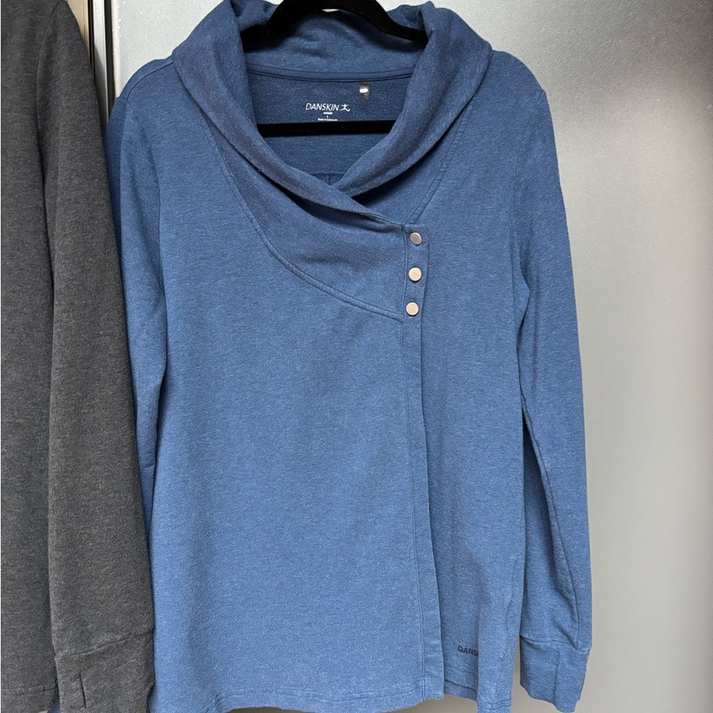 3 Danskin Cozy wrap tops with snap-Detail and cowl neck - Picture 5 of 9